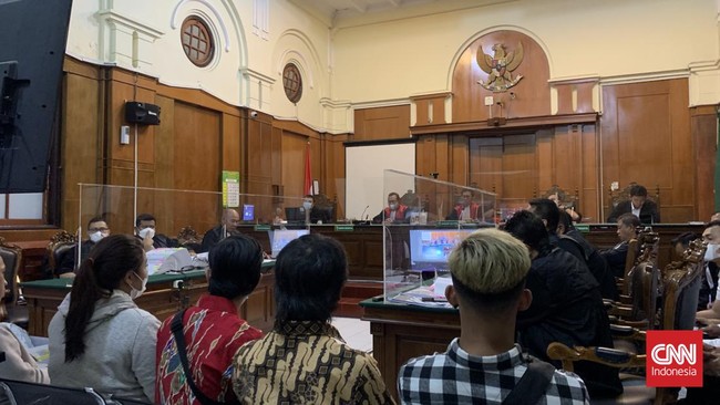 Di persidangan, sejumlah saksi korban Tragedi Kanjuruhan mengaku mengalami gangguan napas usai kejadian maut pada malam 1 Oktober 2022.