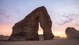 FOTO: Kemegahan Batu Gajah di Tengah Gurun Ula Arab Saudi