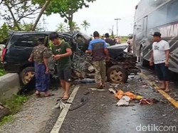 Detik-detik Mengerikan Bus Bawa 15 Orang di Lutim Tabrakan dengan Minibus
