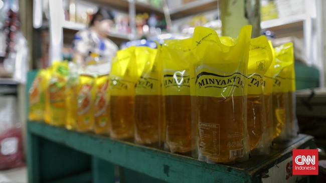 Langkanya Minyakita di pasaran membuat warga dari berbagai daerah di Sulawesi Selatan berburu minyak goreng dengan menempuh 6 jam perjalanan ke Kabupaten Gowa.