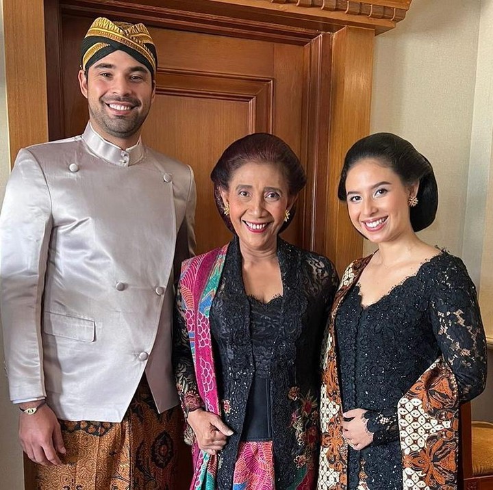 <p>Ternyata, potret tersebut diambil dalam momen pembukaan taman, Bunda. "Beberapa foto dari acara soft opening Taman Pracima di Puro Mangkunegaran beberapa hari lalu," tulis Susi melalui akun @susipudjiastuti115. (Foto: Instagram @susipudjiastuti115)<br /> <br /><br /></p>