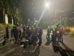 Polisi Bubarkan Grombolan Pemuda Nongkrong Tengah Malam di Jaksel