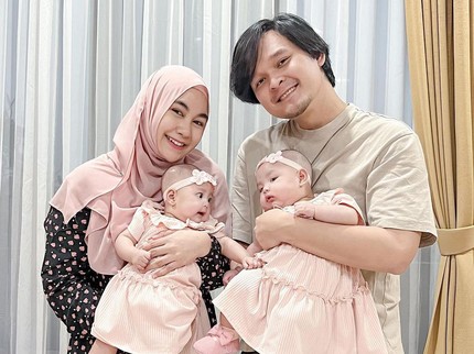 7 Potret Anak Kembar Anisa Rahma di Usia 3 Bulan, Gaya OOTD-nya Bikin Gemas