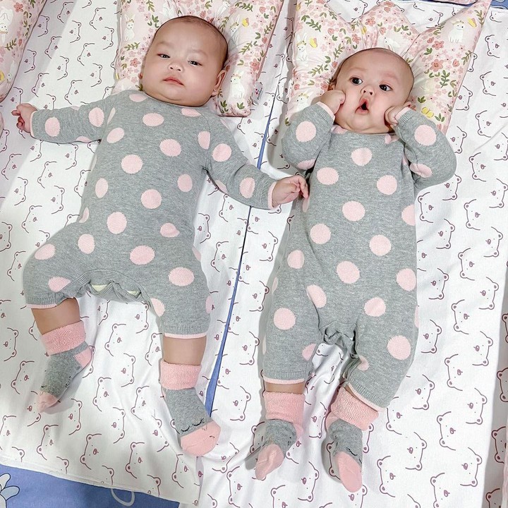 <p>Gaya berpakaian Alsha dan Alma juga menarik perhatian nih, Bunda. <em>"Bayi kembar gemesh, outfitnya ikut kembar,"</em> kata seorang netizen. (Foto: Instagram: @anisarahma_12)</p>