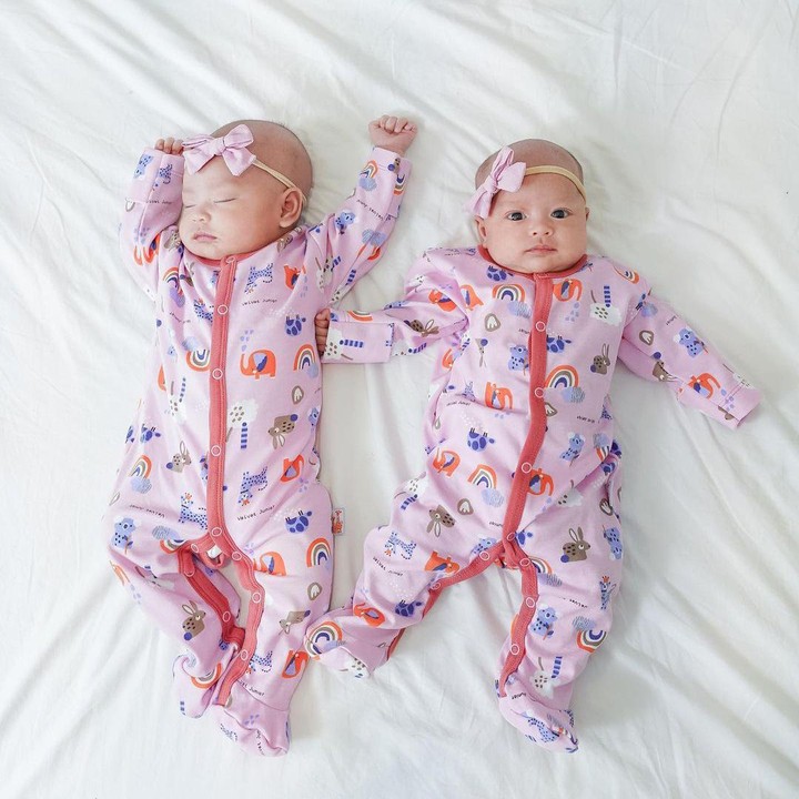 <p>Tak hanya saat bermain, ketika tidur Alma dan Alsha juga mengenakan pakaian kembar yang menggemaskan. Anisa juga menambakan pita pada kepala anak-anaknya. (Foto: Instagram: @anisarahma_12)</p>
