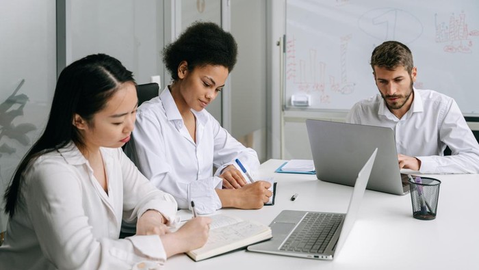 Perlu Kamu Tonton! 5 Rekomendasi Film Ini Akan Menambah Wawasan tentang Perundungan di Kantor