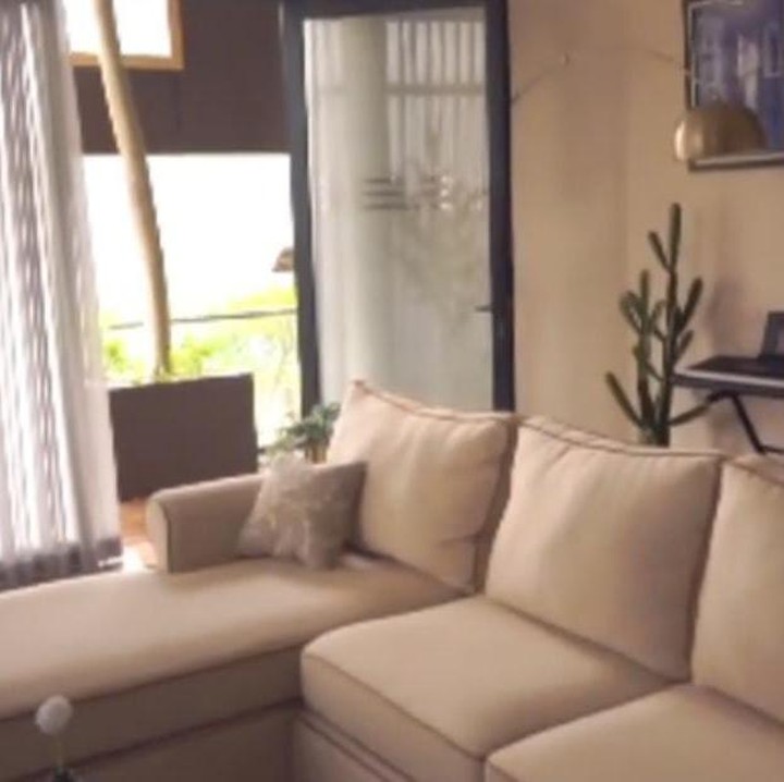 <p>Ruang keluarga sekaligus ruang tamu milik pembawa acara yang satu ini juga terlihat nyaman dilengkapi dengan sofa berwarna putih. Selain itu, Bekti juga meletakkan keyboard di ruang keluarganya itu, lho. (Foto: Instagram@indrabekti)</p>
