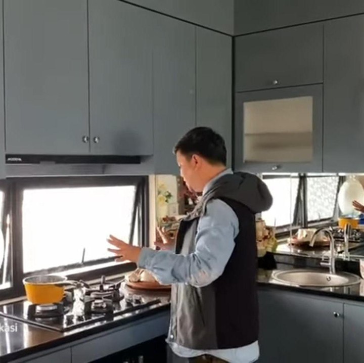 <p>Sebelumnya, dapur ini didominasikan warna putih, tetapi setelah direnovasi, Bekti lebih memilih warna yang lebih gelap, yakni hitam dan abu-abu. (Foto: Instagram@indrabekti)</p>