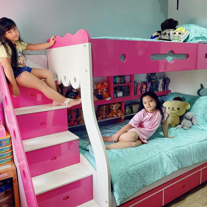 <p>Selain itu, kamar anak-anak perempuannya dipenuhi dengan warna pink dan biru, Bunda. Tak hanya itu saja, Bekti pun menyediakan tempat tidur tingkat untuk kedua anak perempuannya. (Foto: Instagram@dhila_bekti)</p>