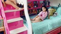 <p>Selain itu, kamar anak-anak perempuannya dipenuhi dengan warna pink dan biru, Bunda. Tak hanya itu saja, Bekti pun menyediakan tempat tidur tingkat untuk kedua anak perempuannya. (Foto: Instagram@dhila_bekti)</p>