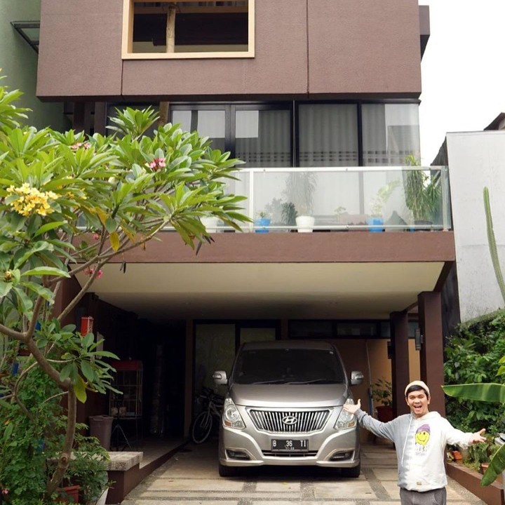 <p>Inilah rumah mewah bertingkat milik Indra Bekti dan Aldilla Jelita. Dari luar, rumah yang menggunakan warna cokelat gelap untuk bagian depannya ini tampak sangat nyaman, ya, Bunda. (Foto: Instagram@indrabekti)</p>