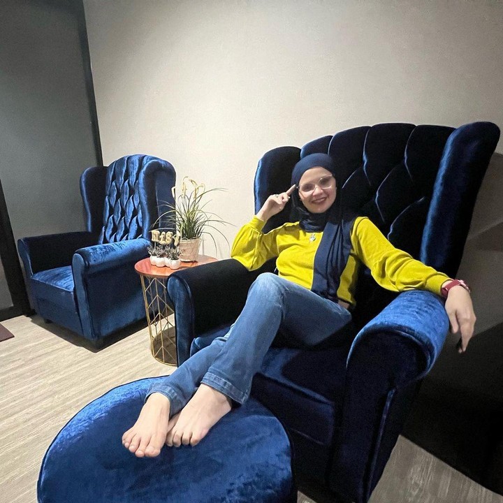 <p>Tampak sangat nyaman, Bekti dan Dila menyediakan dua sofa di sudut rumahnya untuk bersantai. Dua sofa ini memiliki warna yang kontras dengan warna dinding dan lantai rumahnya, sehingga membuatnya tampak lebih elegan. (Foto: Instagram@dhila_bekti)</p>