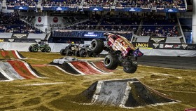 FOTO: Mengaduk Tanah dengan Truk Monster di Miami
