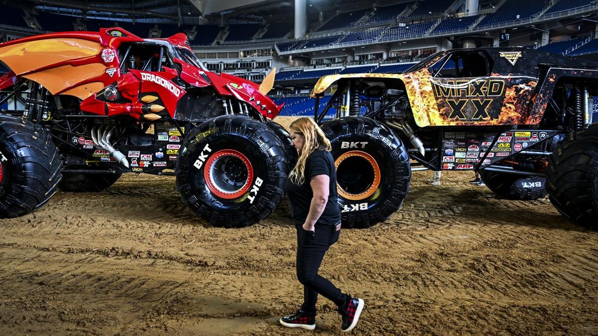 FOTO: Mengaduk Tanah dengan Truk Monster di Miami