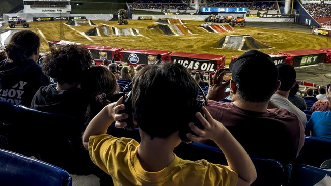 FOTO: Mengaduk Tanah dengan Truk Monster di Miami