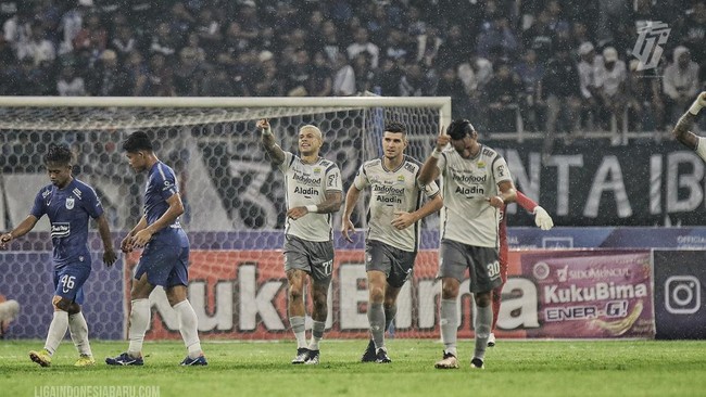 Persib Bandung akan bersua PSS Sleman pada pekan ke-22 Liga 1 2022/2023 hari ini. Berikut link live streaming Persib vs PSS.