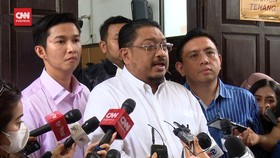 VIDEO: Baca Duplik, Pengacara Minta Kuat Ma'ruf Tetap Dibebaskan