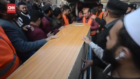VIDEO: Momen Evakuasi Korban Bom Bunuh Diri di Masjid Kota Peshawar