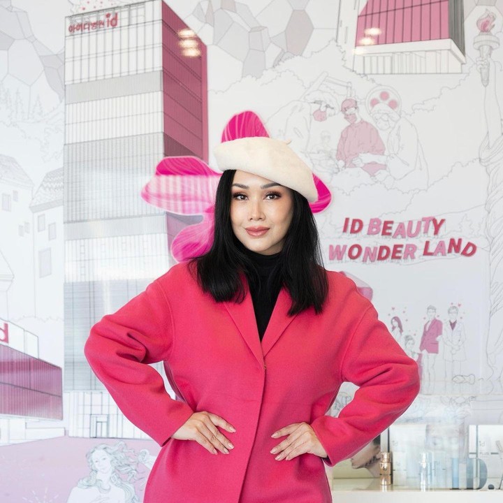 <p>Titi DJ diketahui baru saja melakukan operasi anti aging di Gangnam, Korea Selatan. Wanita kelahiran 56 tahun silam ini pun membagikan potret perubahan pada wajahnya. (Foto: Instagram @ti2dj)<br /><br /><br /></p>