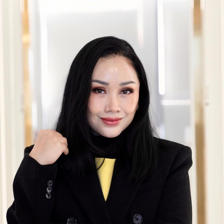 <p>Operasi anti aging yang dilakukan Titi DJ juga tak mengubah struktur wajah, Bunda. "Operasi tsb tidak merubah muka. Muka aku tetap muka Titi DJ, tidak menjadi muka orang lain. <em>It’s still my face, but younger version of me</em> (ini tetap wajahku, tapi versi muda)," tuturnya. (Foto: Instagram @ti2dj)<br /><br /><br /></p>