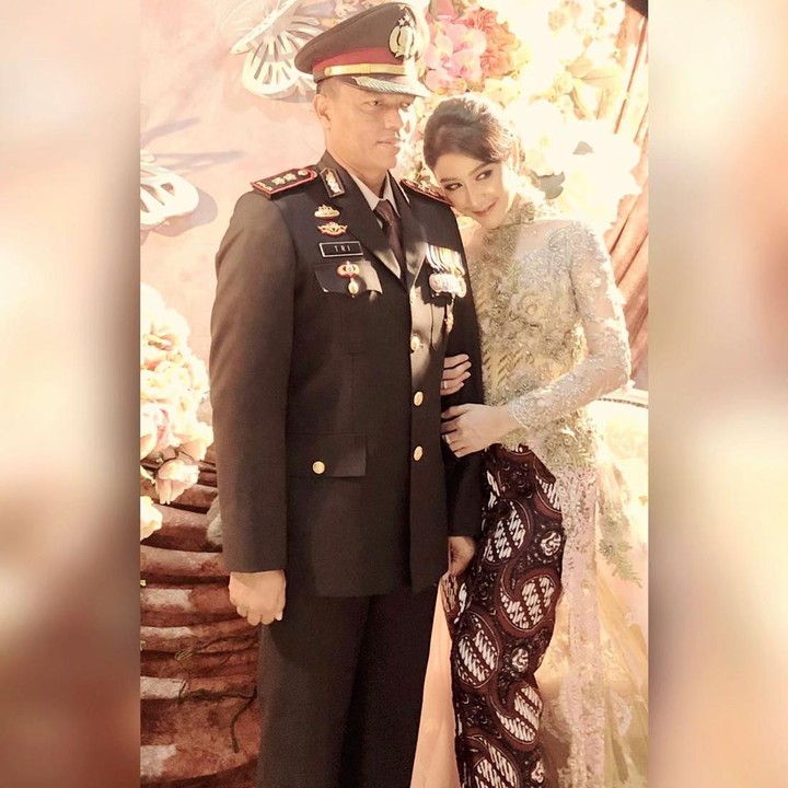 <p>Penyanyi cantik Uut Permatasi menikah dengan Tri Goffarudin Pulungan yang merupakan seorang anggota kepolisian pada tahun 2015 lalu, Bunda. (Foto: Instagram @uutpermatasari)</p>