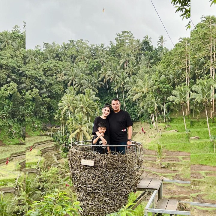 <p>Pasangan yang sudah menikah selama 7 tahun ini seringkali mengajak anak mereka pergi jalan-jalan dan menikmati suasana liburan. (Foto: Instagram @uutpermatasari)</p>