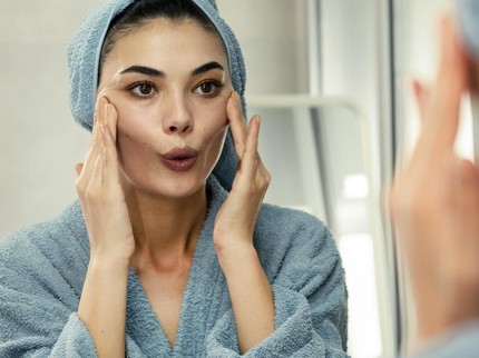 7 Cara Meniruskan Wajah Secara Alami, Mudah Dipraktikkan di Rumah