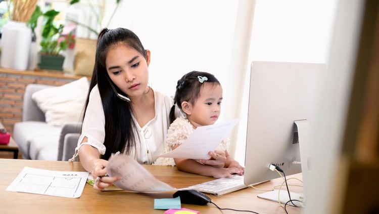 7 Tips Memilih Pengasuh Anak Jika Bunda Sudah Mulai Aktif Bekerja di Kantor