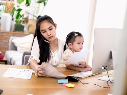 7 Tips Memilih Pengasuh Anak Jika Bunda Sudah Mulai Aktif Bekerja di Kantor