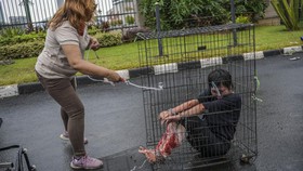 FOTO: Aksi Teatrikal Warnai Demo Menuntut Pengesahan RUU PPRT