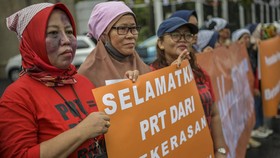 Pengunjuk rasa yang tergabung dalam Koalisi Sipil untuk UU PPRT menggelar aksi teaterikal di depan gedung DPR, Jakarta, Rabu (1/2/2023). Mereka menuntut DPR untuk segera memprioritaskan Rancangan Undang-Undang tentang Perlindungan Pekerja Rumah Tangg