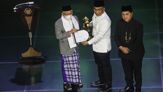 Kehadiran baliho Erick Thohir yang menghiasi Harlah 1 Abad Nahdlatul Ulama menuai perdebatan setelah pengurus NU Jatim menilainya sarat kepentingan politik.