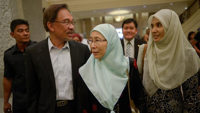 PM Malaysia Anwar Ibrahim dikritik publik usai menunjuk putrinya, Nurul Izzah, sebagai penasihat pro bono di bidang ekonomi dan keuangan.