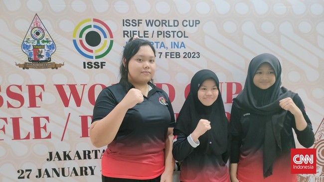 Tim beregu putri Indonesia meraih medali perunggu nomor 10m air pistol Piala Dunia Menembak 2023 di Senayan, Jakarta, Rabu (1/2).