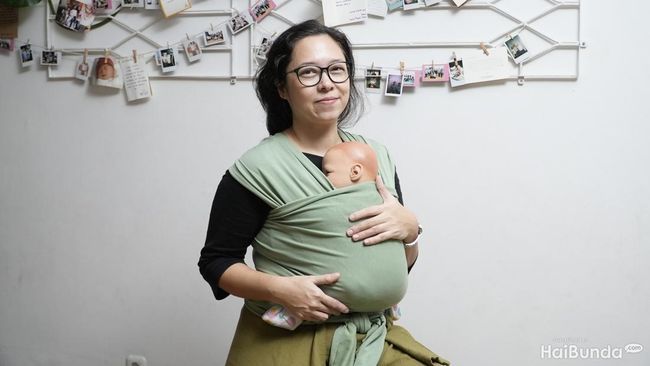 4 Cara Gendong Bayi Kembar yang Tepat, Sesuaikan Usia dan Jenis
