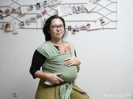 4 Cara Gendong Bayi Kembar yang Tepat, Sesuaikan Usia dan Jenis Gendongannya