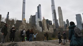 FOTO: Saat Hujan Salju Terlambat Datang di New York