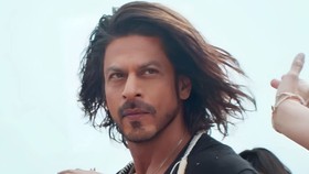 Shah Rukh Khan Kembali Muncul Usai Sakit karena Heat Stroke