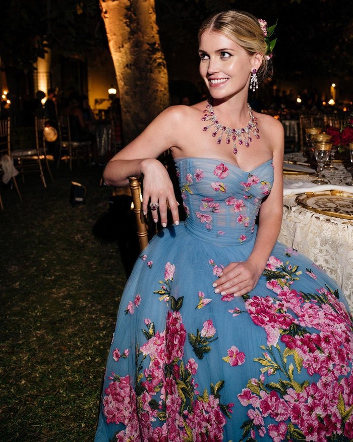 Terlihat bak putri kerajaan, Kitty Spencer tak kalah memikat saat memakai gaun pernikahannya. Yup, gaun berwarna biru dengan hiasan bunga yang indah ini pun membuat dirinya menjadi seorang pengantin yang sangat cantik. / Foto: Instagram/kitty.spencer