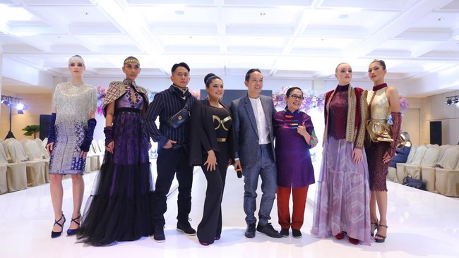 Hengki Kawilarang dan 7 Desainer Indonesia Bakal Tampil di NYFW Desainer Hengki Kawilarang bakal memamerkan karya busananya di New York Fashion Week (NYFW). Selain Hengky ada juga desainer lain yang bakal show di NYFW.