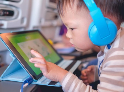 Benarkah Screen Time Dapat Menurunkan Kecerdasan Anak? Begini Faktanya Bun