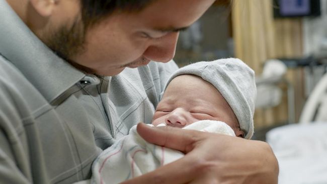 Mengadzani Bayi yang Baru Lahir, Ini Tujuan dan Tata Caranya Bun