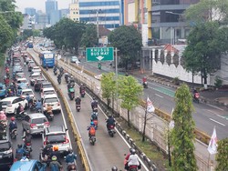 Mampang Arah Kuningan Macet, Pemotor Terobos Jalur Busway