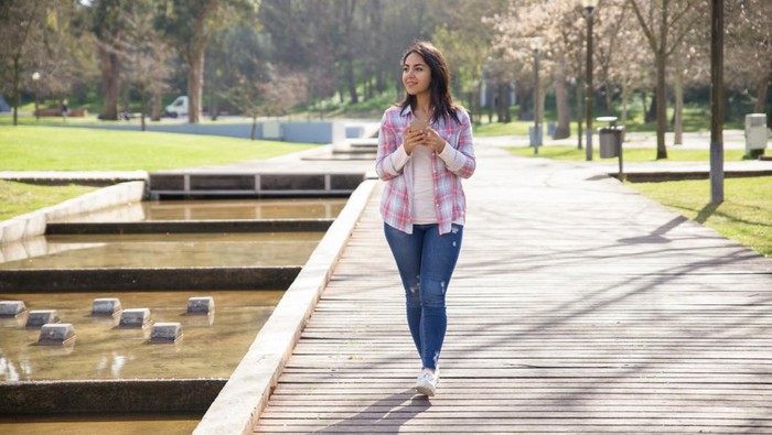Manfaat jalan kaki dapat memperbaiki suasana hati/Foto: katemangostar/Freepik