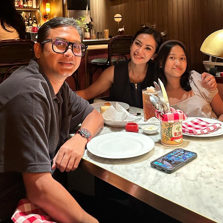 <p>Tak cukup kejutan di sekolah, ulang tahunnya kembali dirayakan dengan makan malam bersama.<em> "SAMARRA’S Late Bday Dinner,"</em> tulis Masayu dalam akun @masayuanastasia. (Foto: Instagram @masayuanastasia)<br /><br /><br /></p>