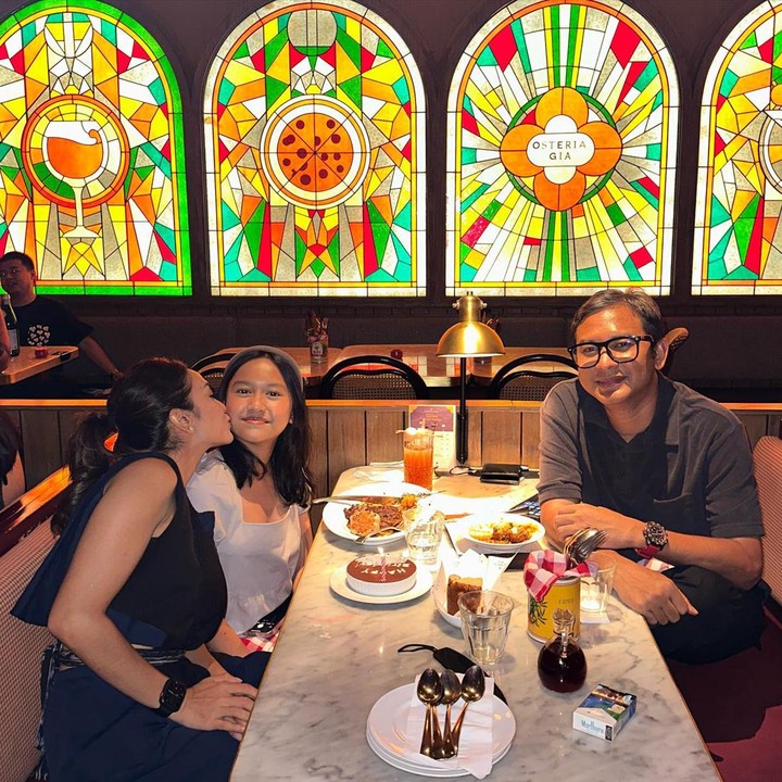 <p>Kekompakan Masayu dengan mantan suami dalam membesarkan anak semata wayang mereka patut diacungi jempol ya, Bunda. "<em>The real definition of co parenting goals</em>," puji netizen pada mereka. (Foto: Instagram @masayuanastasia)<br /><br /><br /></p>