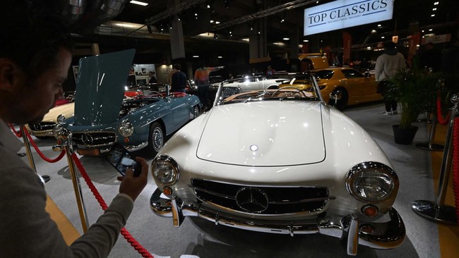 FOTO: Pameran Mobil Klasik Retromobile di Paris