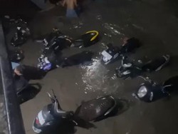 Ibu dan Bayinya Terjebak Banjir di Parepare Dievakuasi Petugas