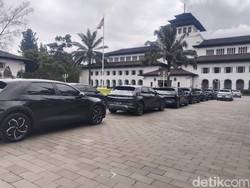 Biaya Mobil Dinas Pejabat Hampir Rp 1 M Saat Negara Efisiensi Tuai Kritik