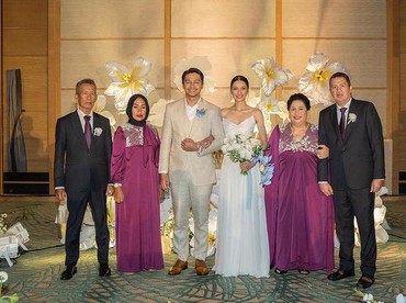 7 Potret Beda Ekspresi Keluarga Deva Mahenra & Mikha Tambayong di Pernikahan